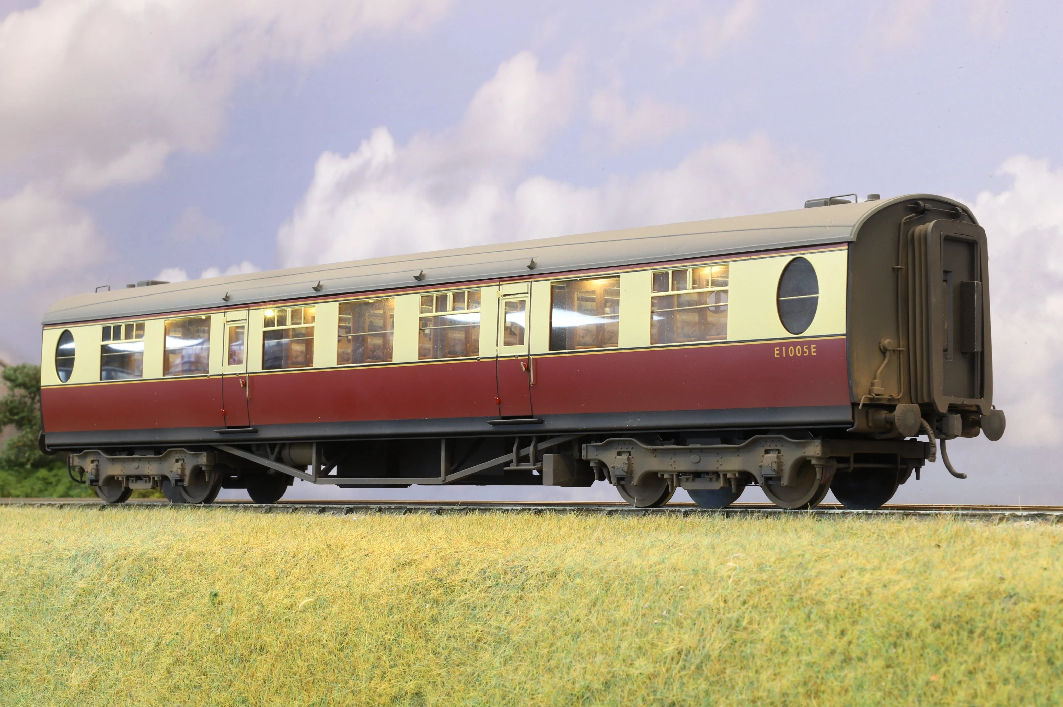 Darstaed Finescale O Gauge Thompson TK No. E1005E Crimson & Cream (Roller Ball Bearings) Professionally Weathered